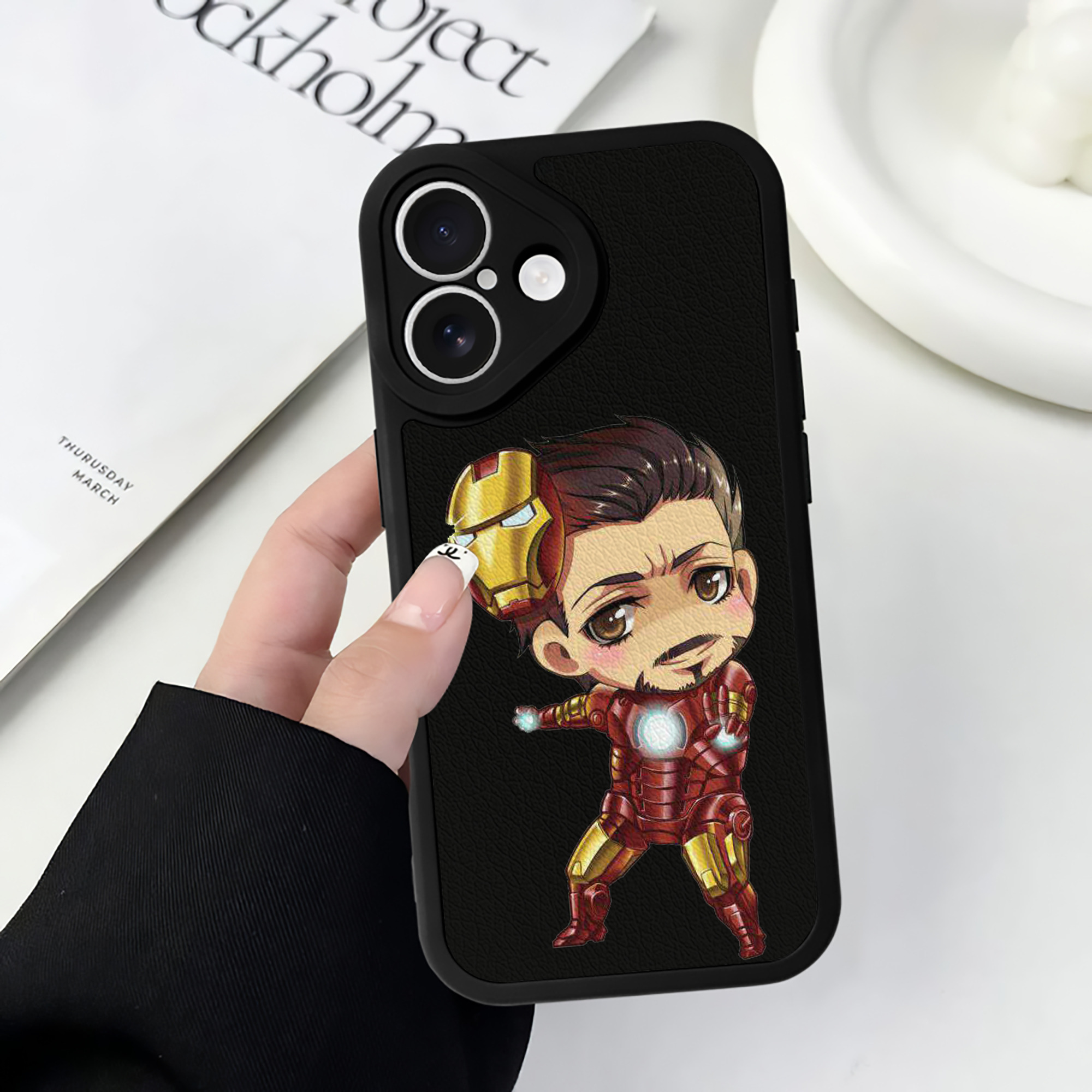 （画像用） アベンジャーズ The Avengers 【iPhone 16シリーズ対応】シリコンスマホケース（レザー調） 材質：シリコン